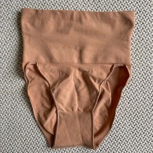 SKIMS Core Control Brief (Sienna, S/M)